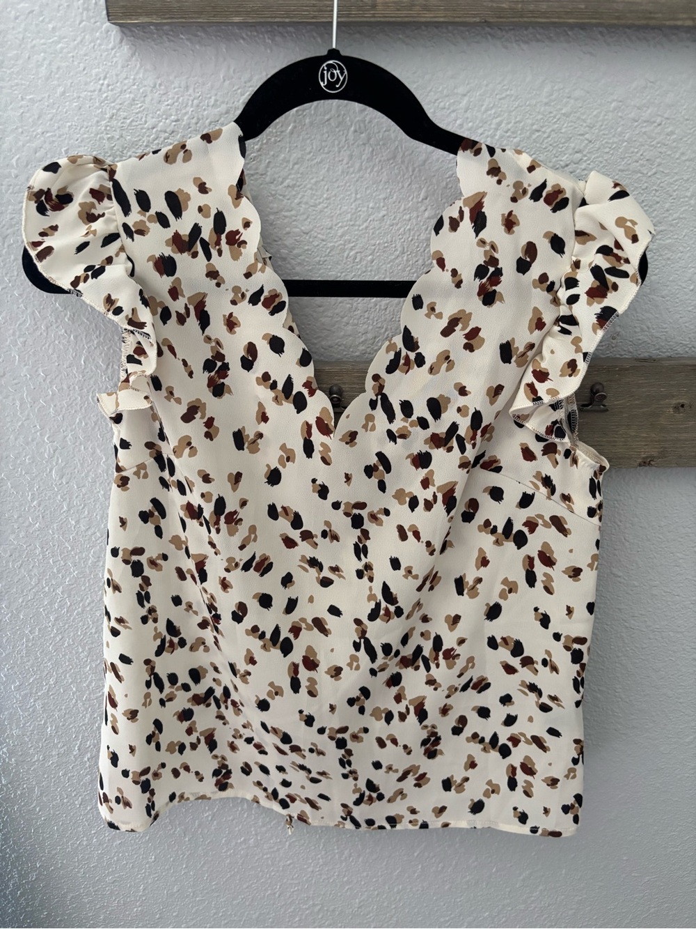Sleeveless Ruffle V-Neck Top in Cream Multi